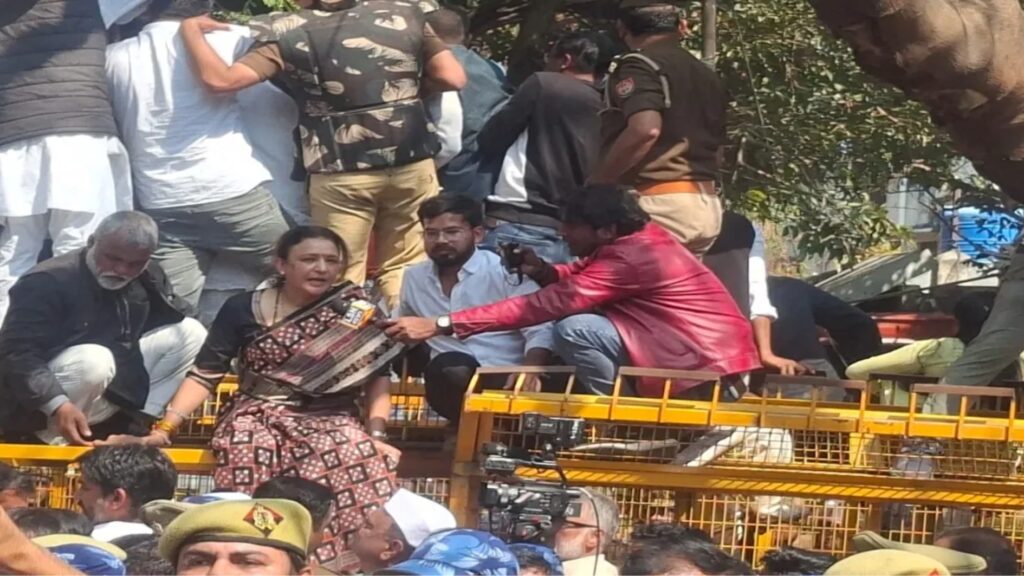यूपी में कांग्रेस के बड़े नेता नजरबंद, विधानसभा घेराव के दौरान कार्यकर्ताओं और पुलिस में तीखी नोकझोंक !