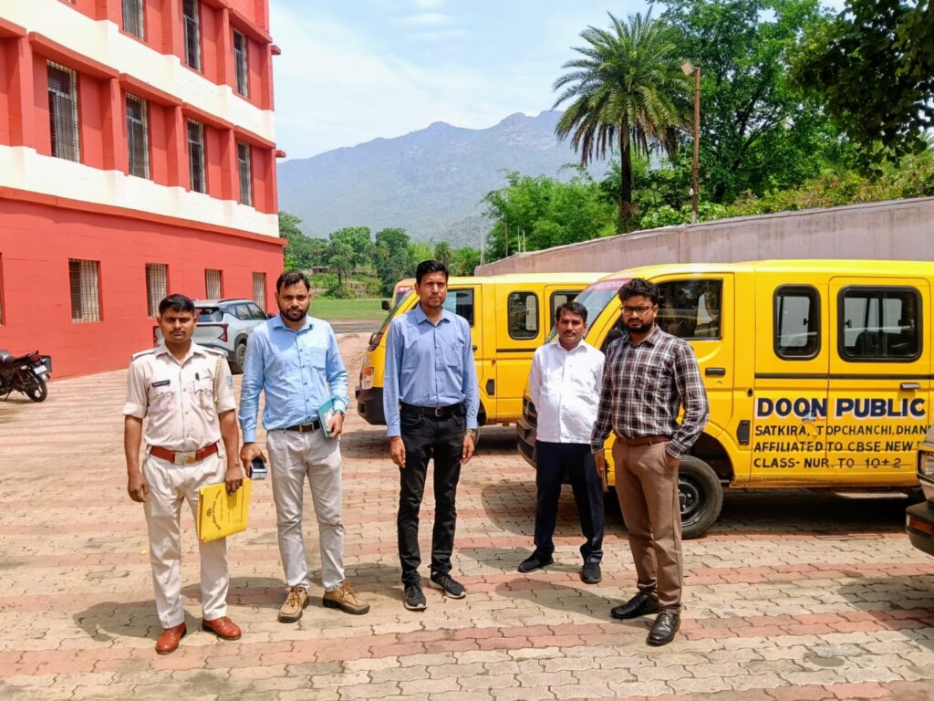 डीएवी स्कूल के वाहनों पर किया एक लाख रुपए का जुर्माना
