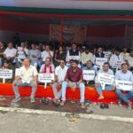 धनबाद के विकास के लिए एकजुट हुए जनप्रतिनिधि, मूसलाधार बारिश में भी महाधरना जारी