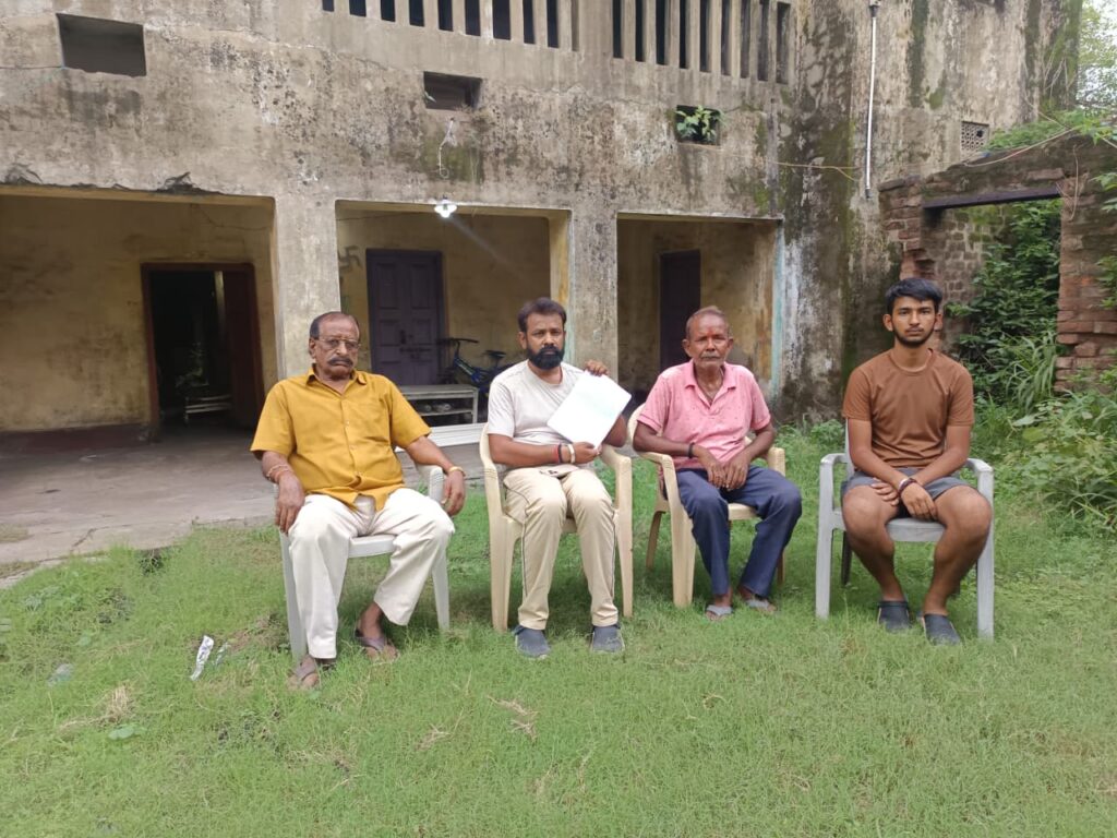 पंचायत भवन पर अवैध कब्जा, जिला परिषद सदस्य ने की शिकायत ।‌