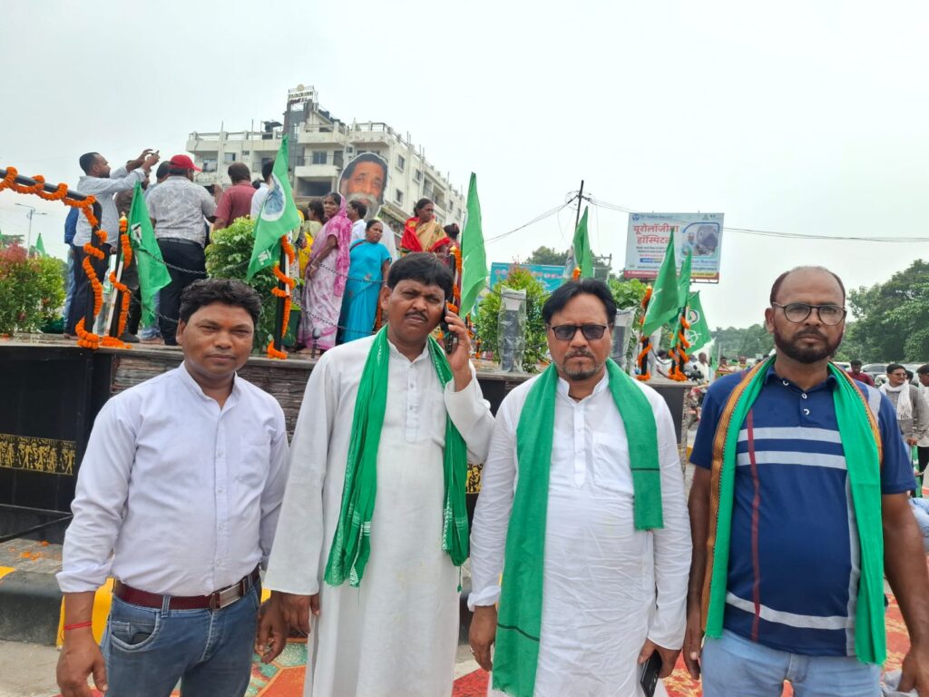 दिशोम गुरु शिबू सोरेन की पुण्यतिथि पर निरंकारी चौक पर आदमकद प्रतिमा का अनावरण ।‌ 