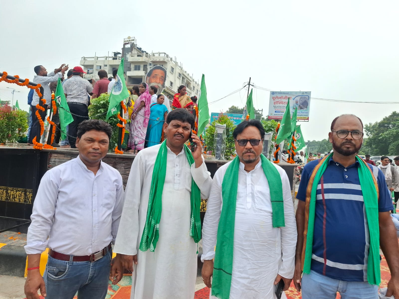 दिशोम गुरु शिबू सोरेन की पुण्यतिथि पर निरंकारी चौक पर आदमकद प्रतिमा का अनावरण ।